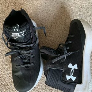 Boys basketball shoes